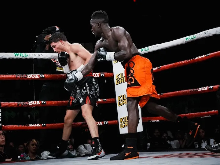 眼眶却更红, 套已经沾满, 像有人把心 眼眶却更红, 套已经沾满, 像有人把心