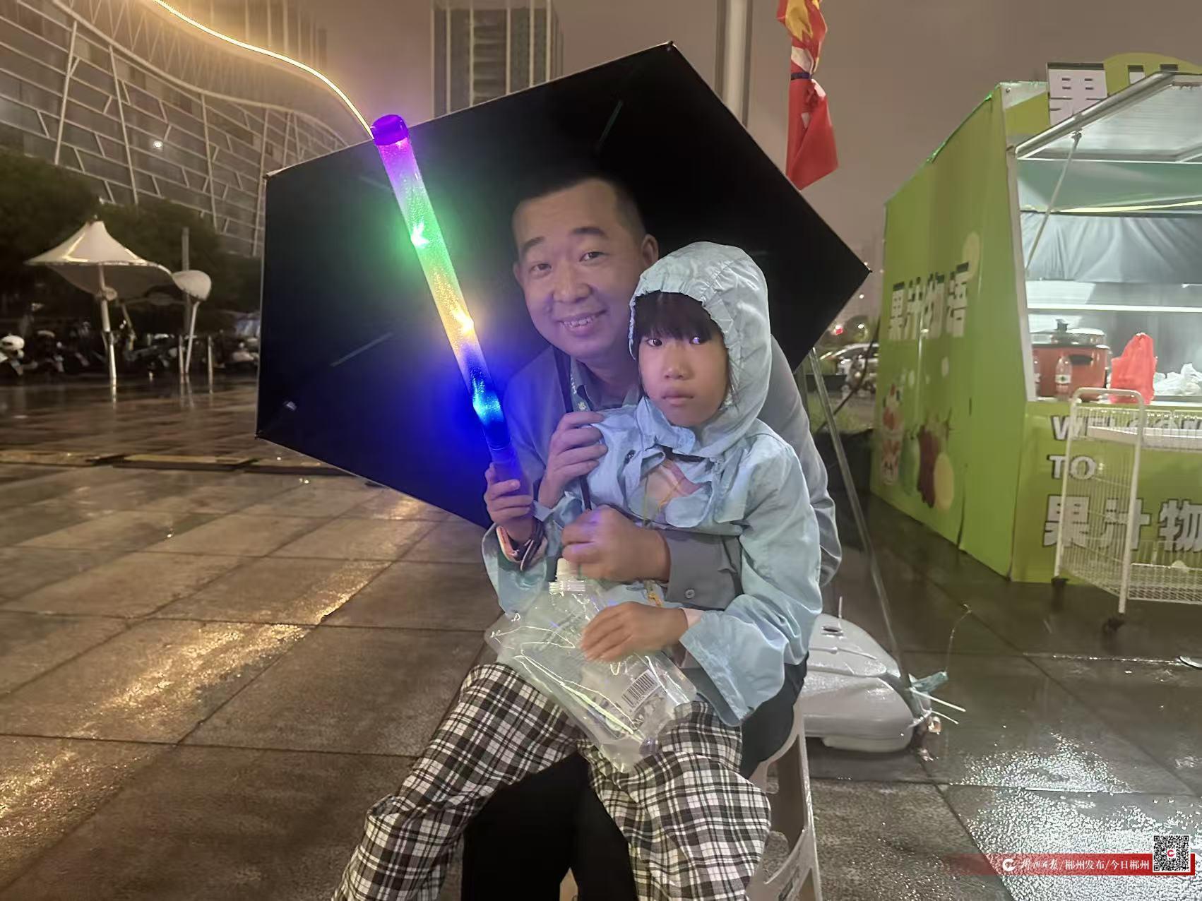 岁的女儿揽, 场的每个人, img