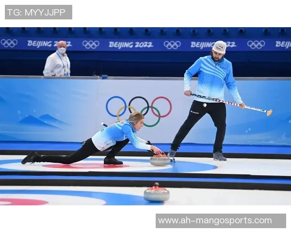 米兰冬奥会冰壶混双资格赛中日本组合小穴桃里与青木豪体现抢眼